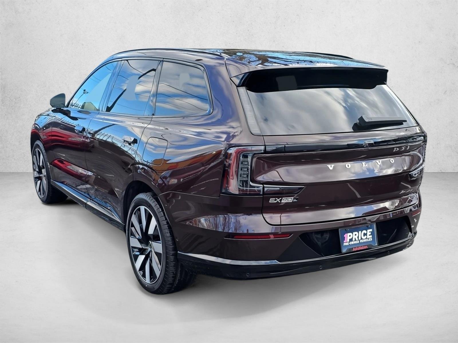 Used 2025 Mulberry Metallic Volvo Ultra image 7