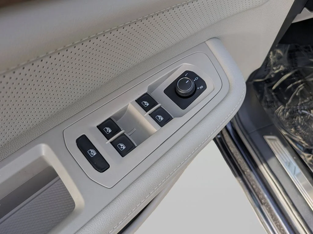 New 2026 Black Volkswagen 2.0T SE w/Technology image 18