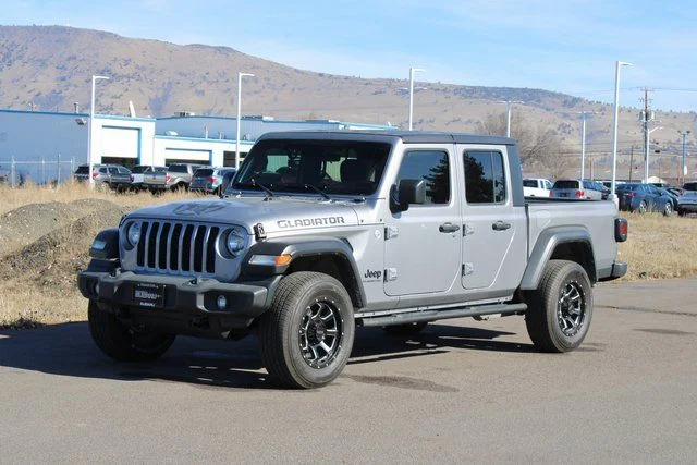 Used 2020 Silver Jeep Sport image 8