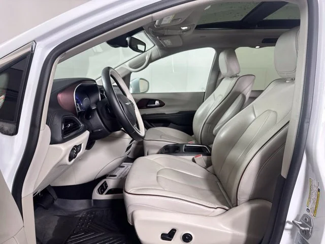 Used 2017 White Chrysler Limited image 11