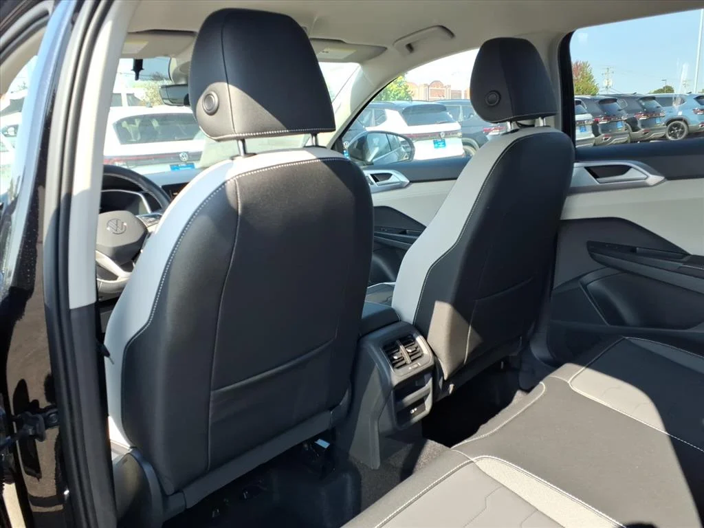2025 Volkswagen Taos SE - Photo 18