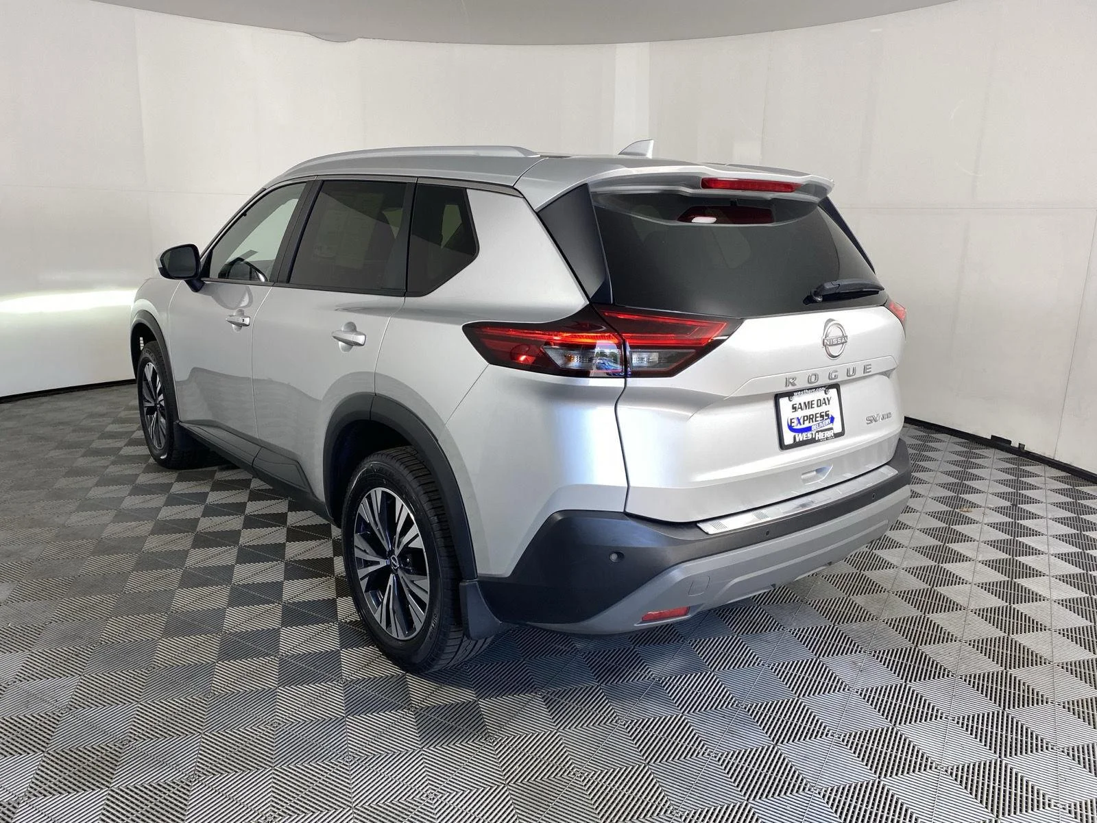 Used 2023 Brilliant Silver Metallic Nissan SV image 5