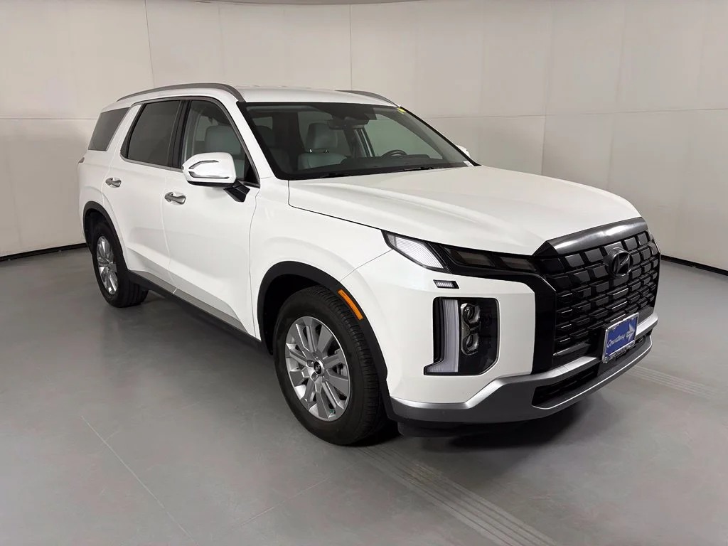 Used 2025 White Hyundai SEL image 2
