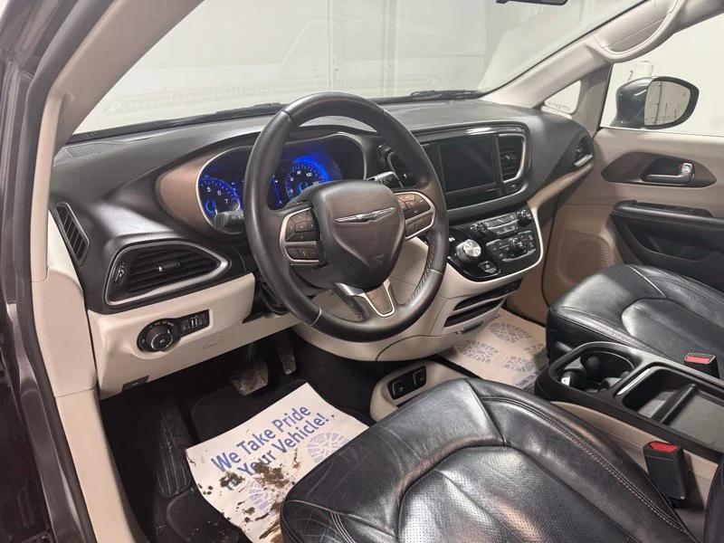 Used 2018 Gray Chrysler Touring L image 19