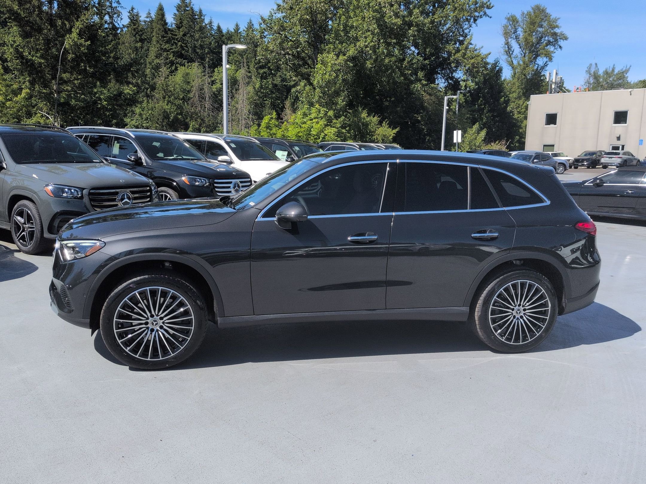 New 2026 Graphite Grey Metallic Mercedes-Benz GLC 300 image 39