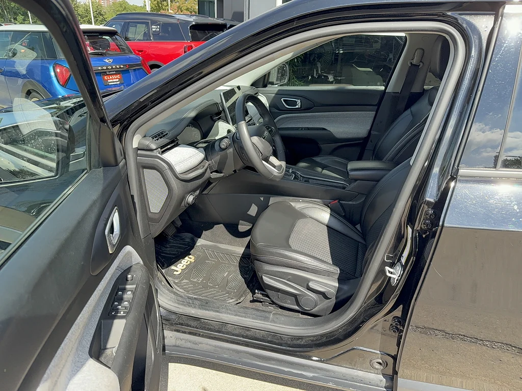 Used 2022 Diamond Black Crystal Pearl Coat Jeep Latitude image 5