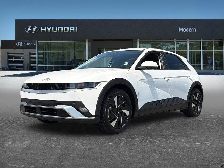 Used 2025 Atlas White Hyundai SE Standard Range image 1