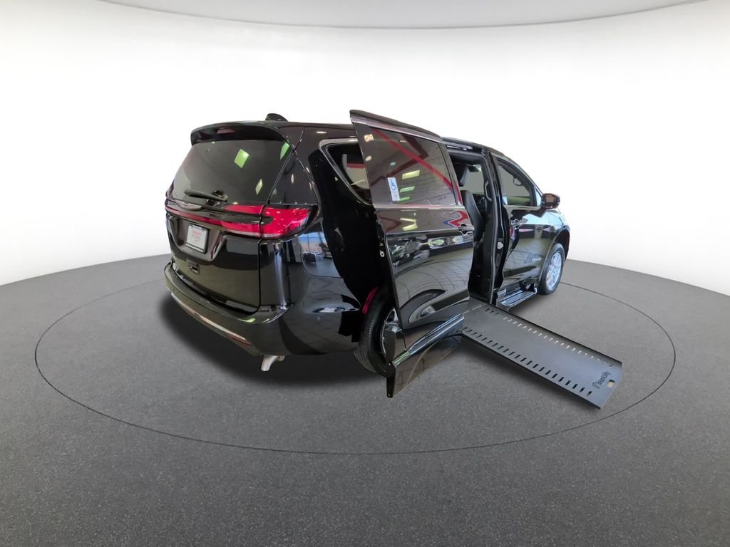 Used 2025 Black Chrysler Mobliity- Braunability - XI image 7