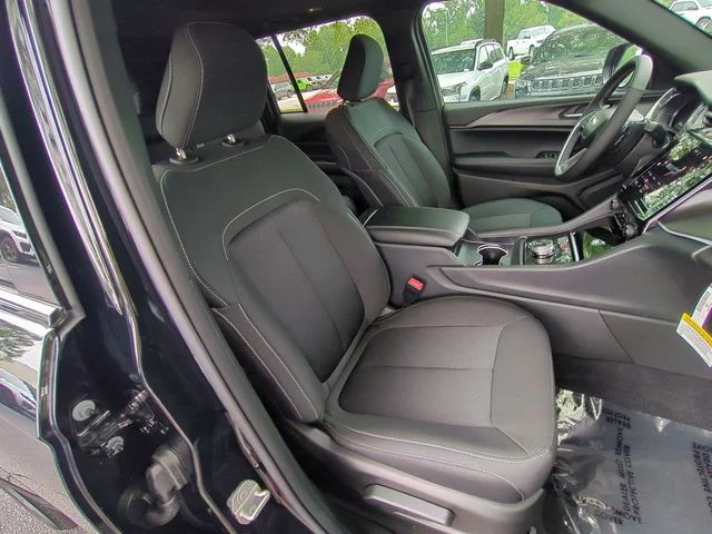 New 2026 Diamond Black Crystal Pearl-Coat Exterior Paint Jeep Laredo X image 36