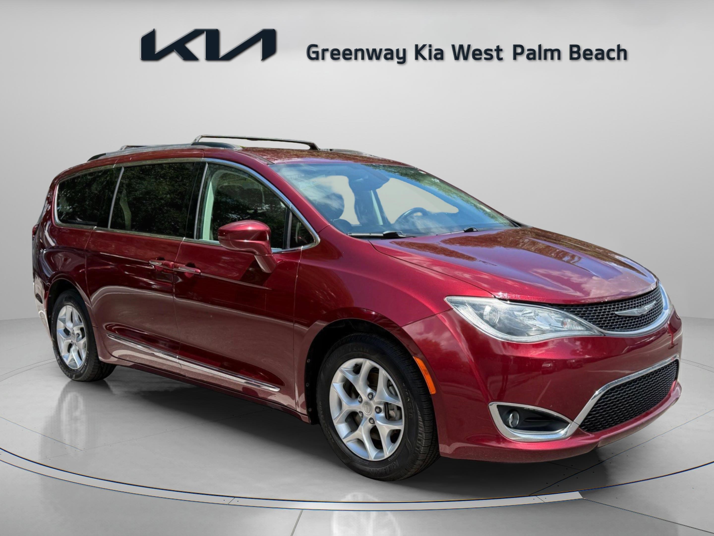 2017 Chrysler Pacifica Touring-L's photo