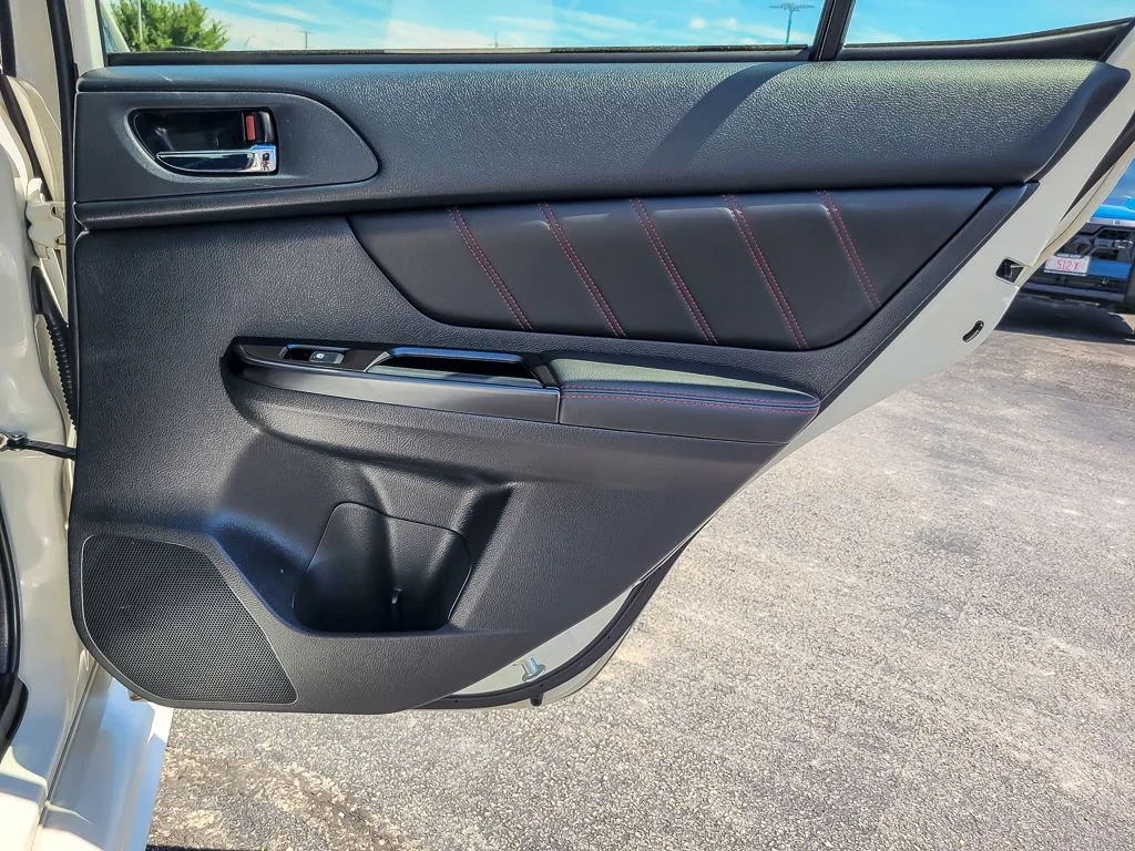 Used 2020 White Subaru Base image 19