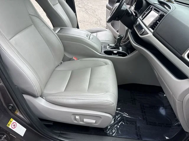 Used 2019 Gray Toyota XLE image 10