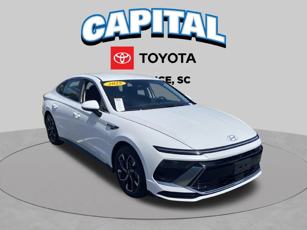 Used 2025 White Hyundai SEL image 1