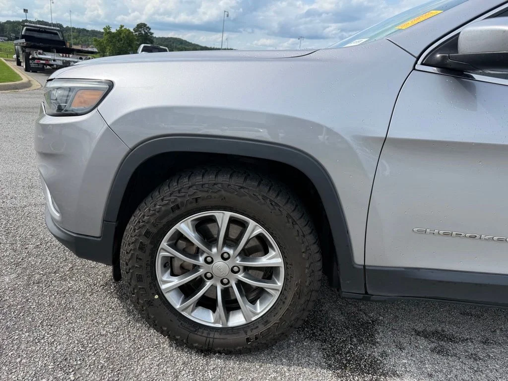 Used 2019 Silver Jeep Latitude Plus image 22