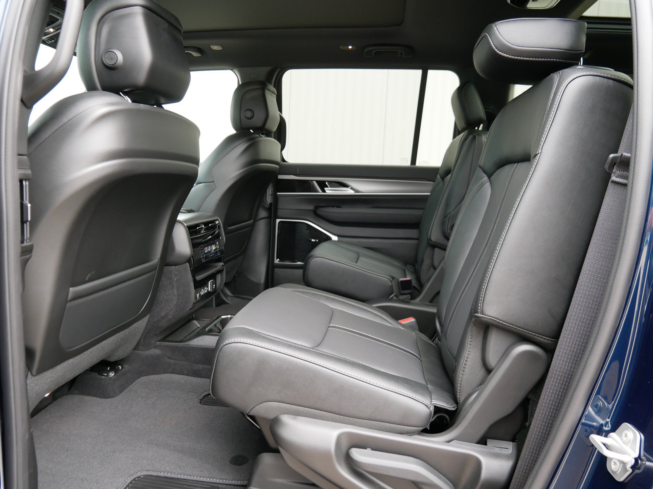 New 2026 Fathom Blue Pearl-Coat Exterior Paint Jeep Limited Altitude image 8