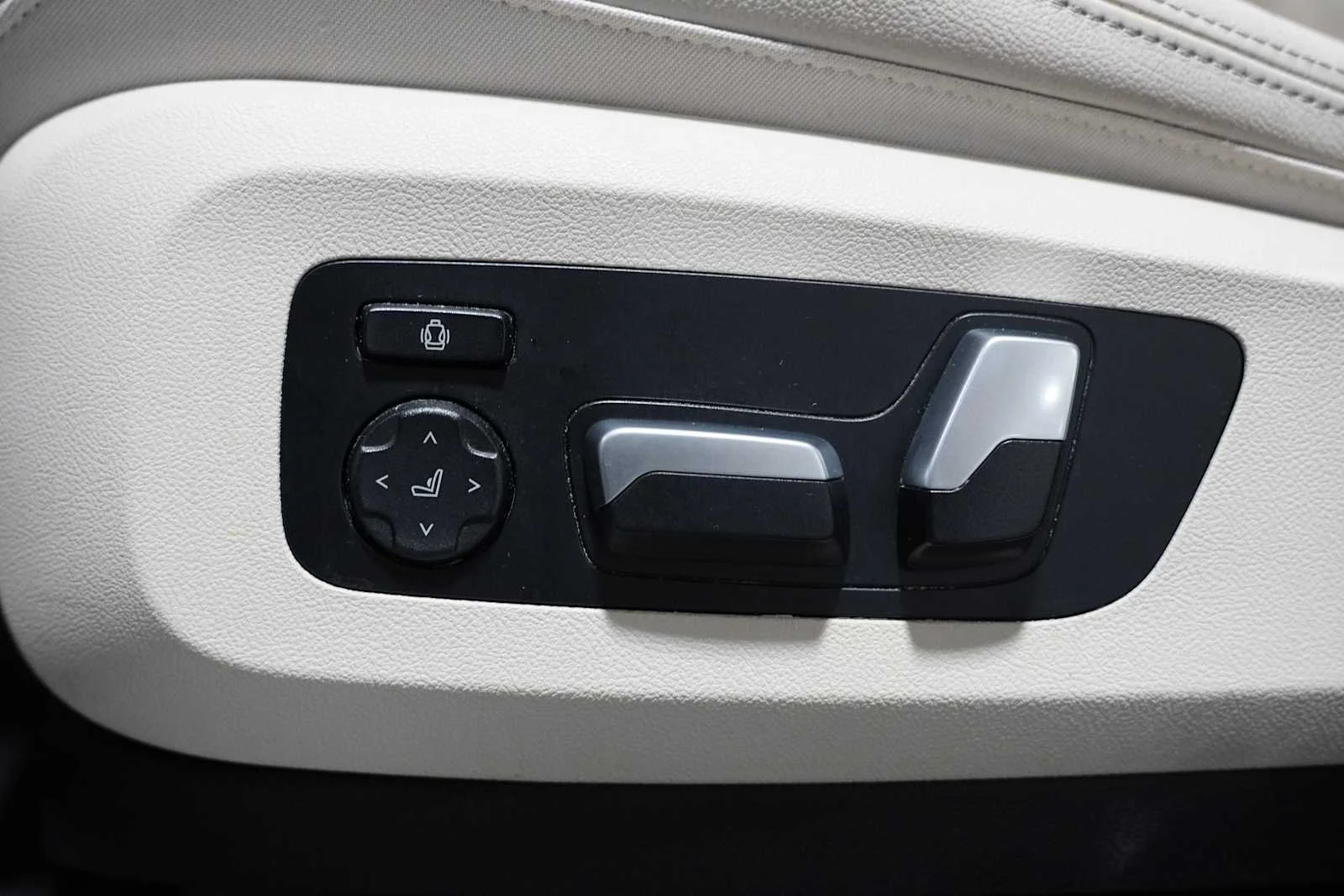 Used 2021 Alpine White BMW sDrive40i image 13