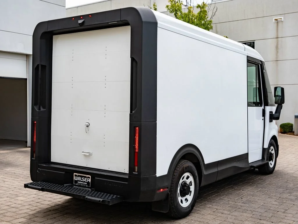 Used 2025 Oyster White Chevrolet 400 image 10