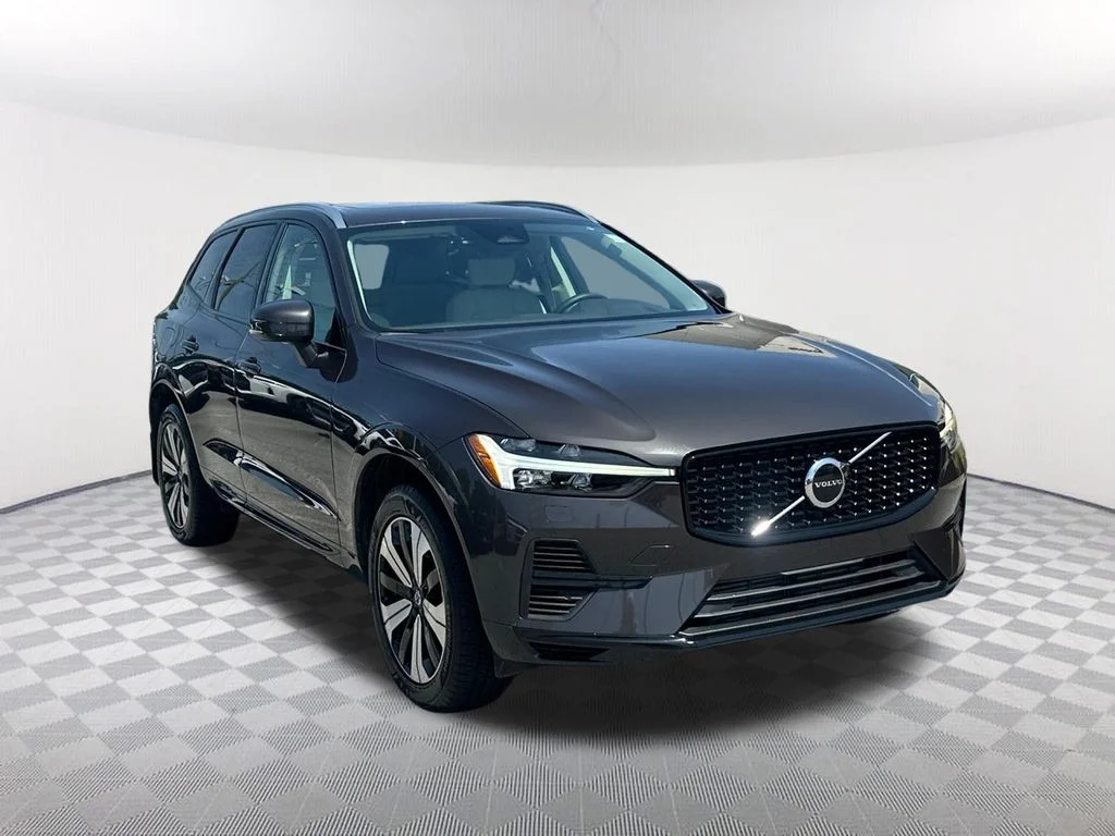 Used 2023  Volvo T8 Core Bright Theme image 3