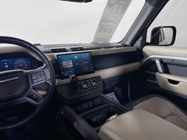Used 2022 White Land Rover X-Dynamic HSE image 26