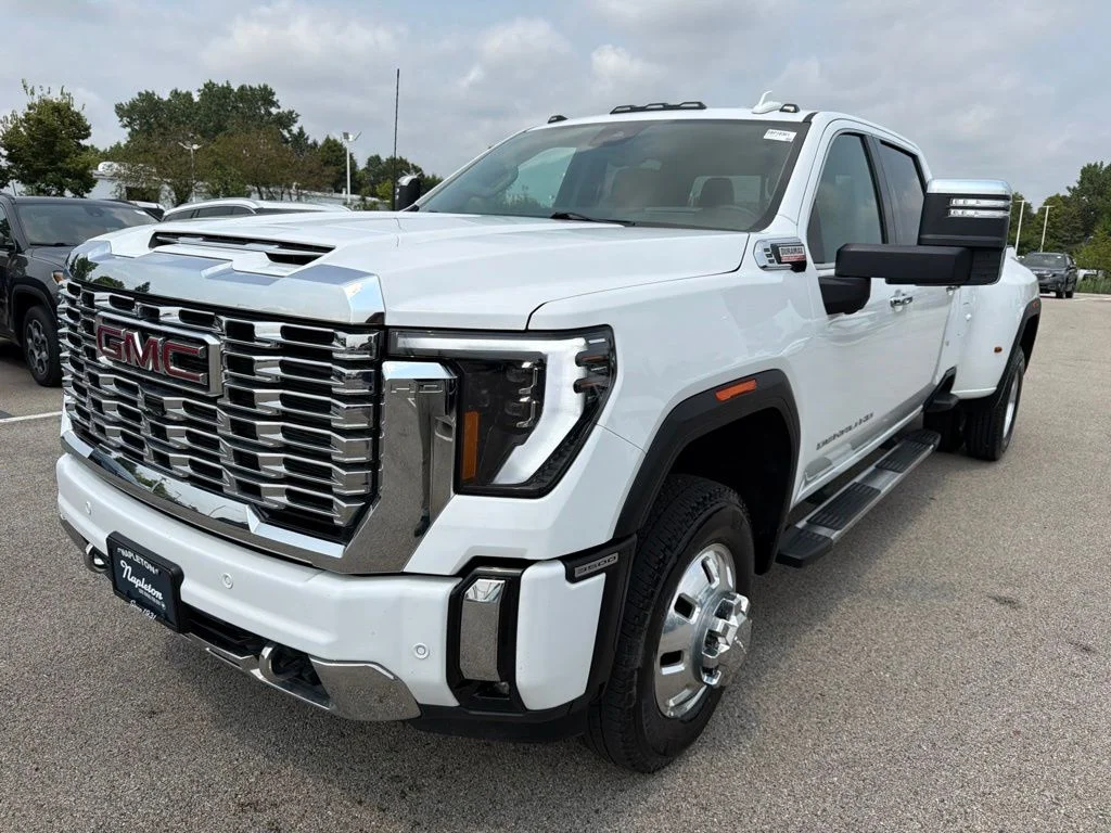 Used 2025 White GMC Denali image 2