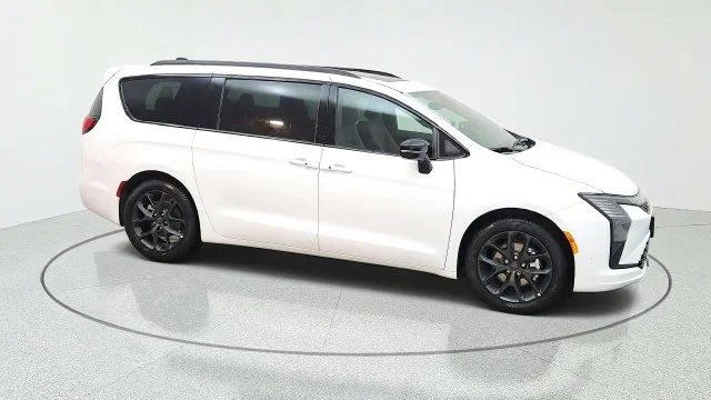 New 2027 Bright White Clear-Coat Paint Chrysler Limited image 14