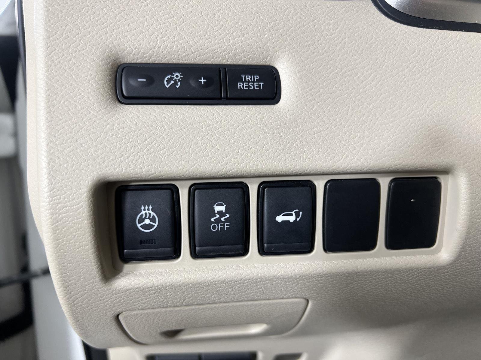 Used 2018 Pearl White Nissan SL image 16