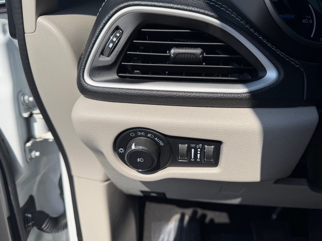 Used 2023 White Chrysler Touring L image 18