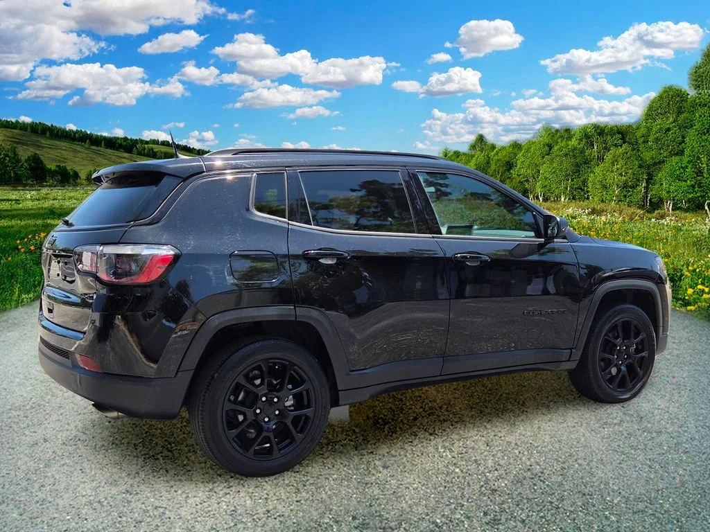 Used 2022 Black Jeep Latitude image 6