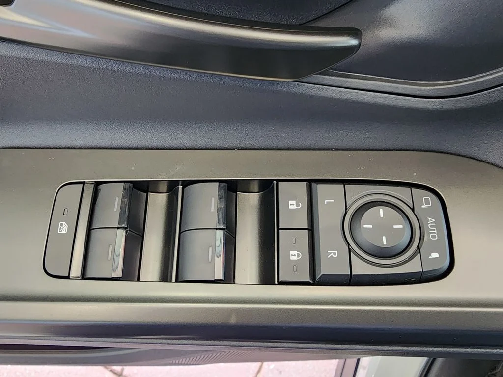 New 2026 Wind Chill Pearl <sup>1</sup> Toyota  SE image 11