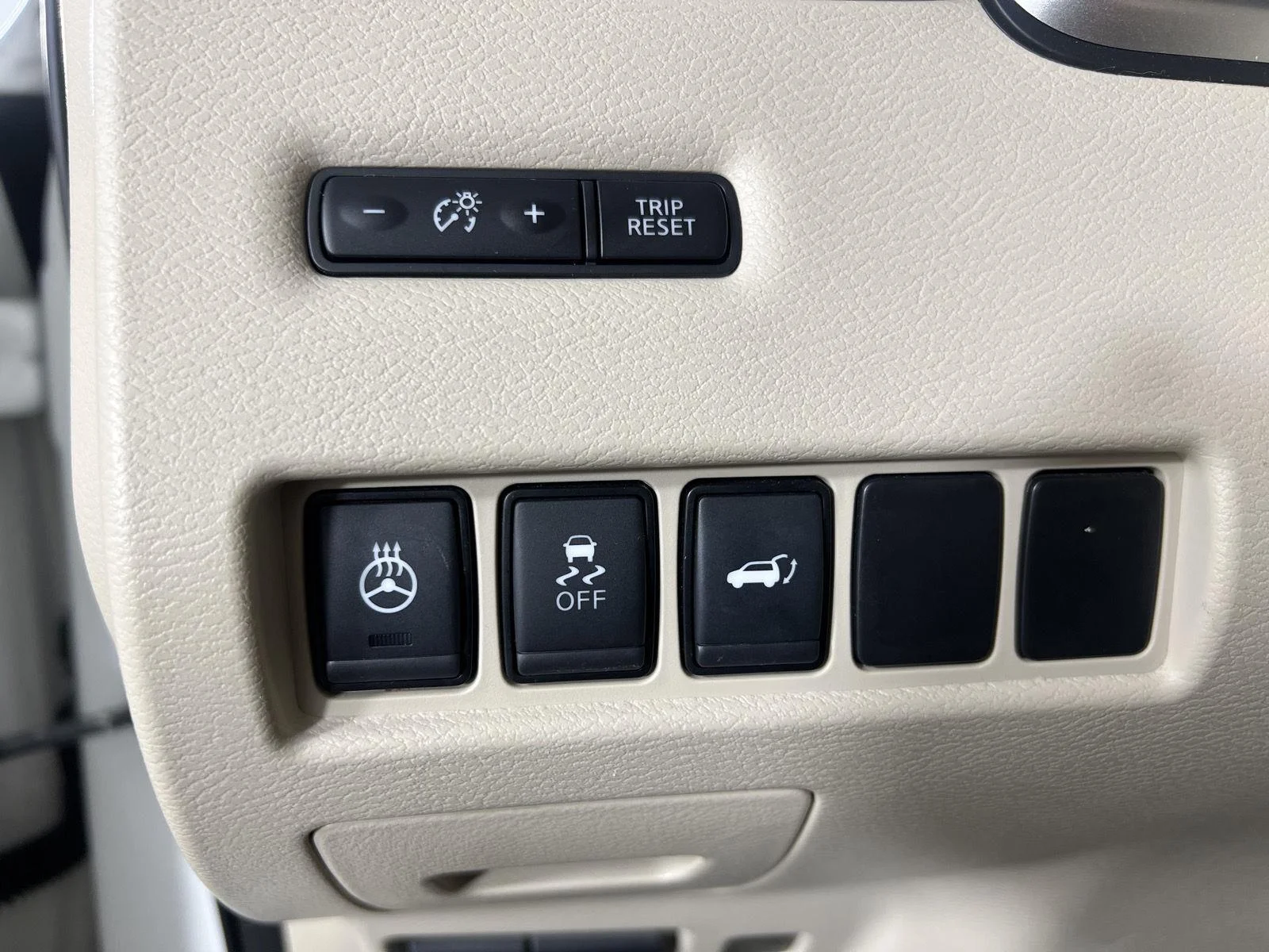 Used 2018 Pearl White Nissan SL image 16