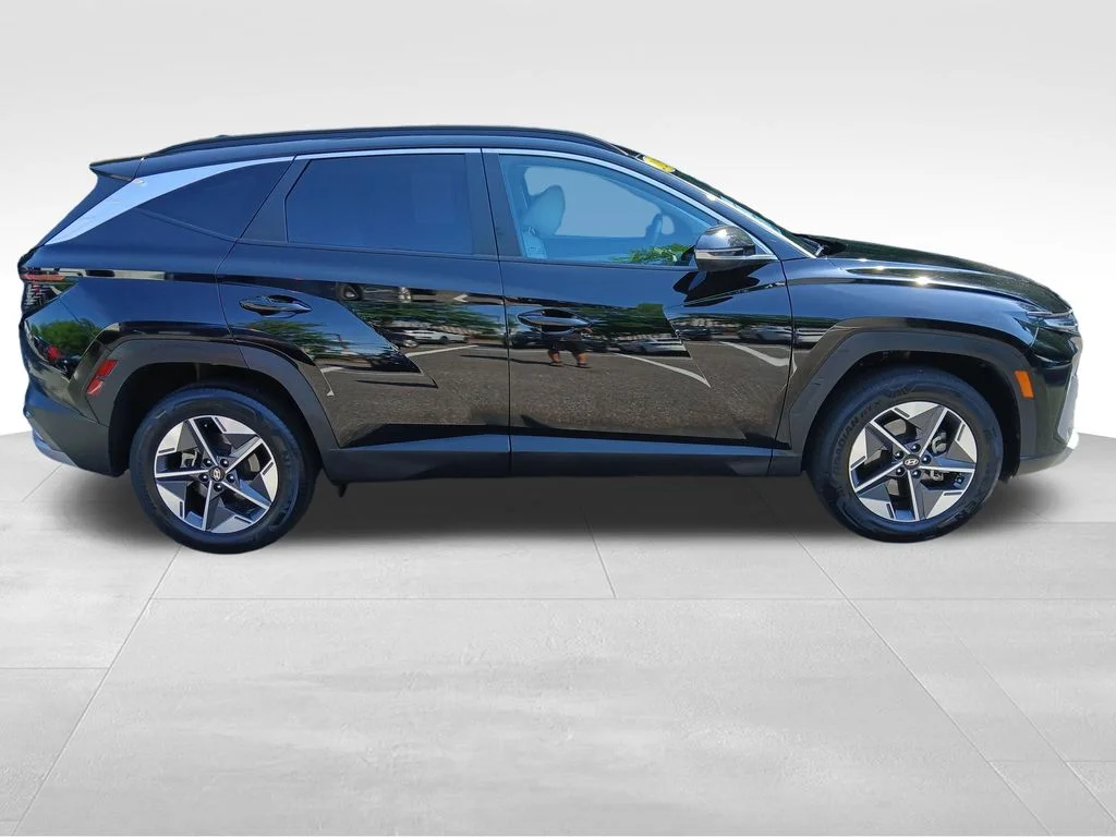 Used 2025 Black Hyundai SEL Convenience image 14