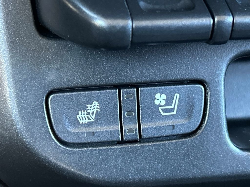 Used 2022 White GMC Denali image 31