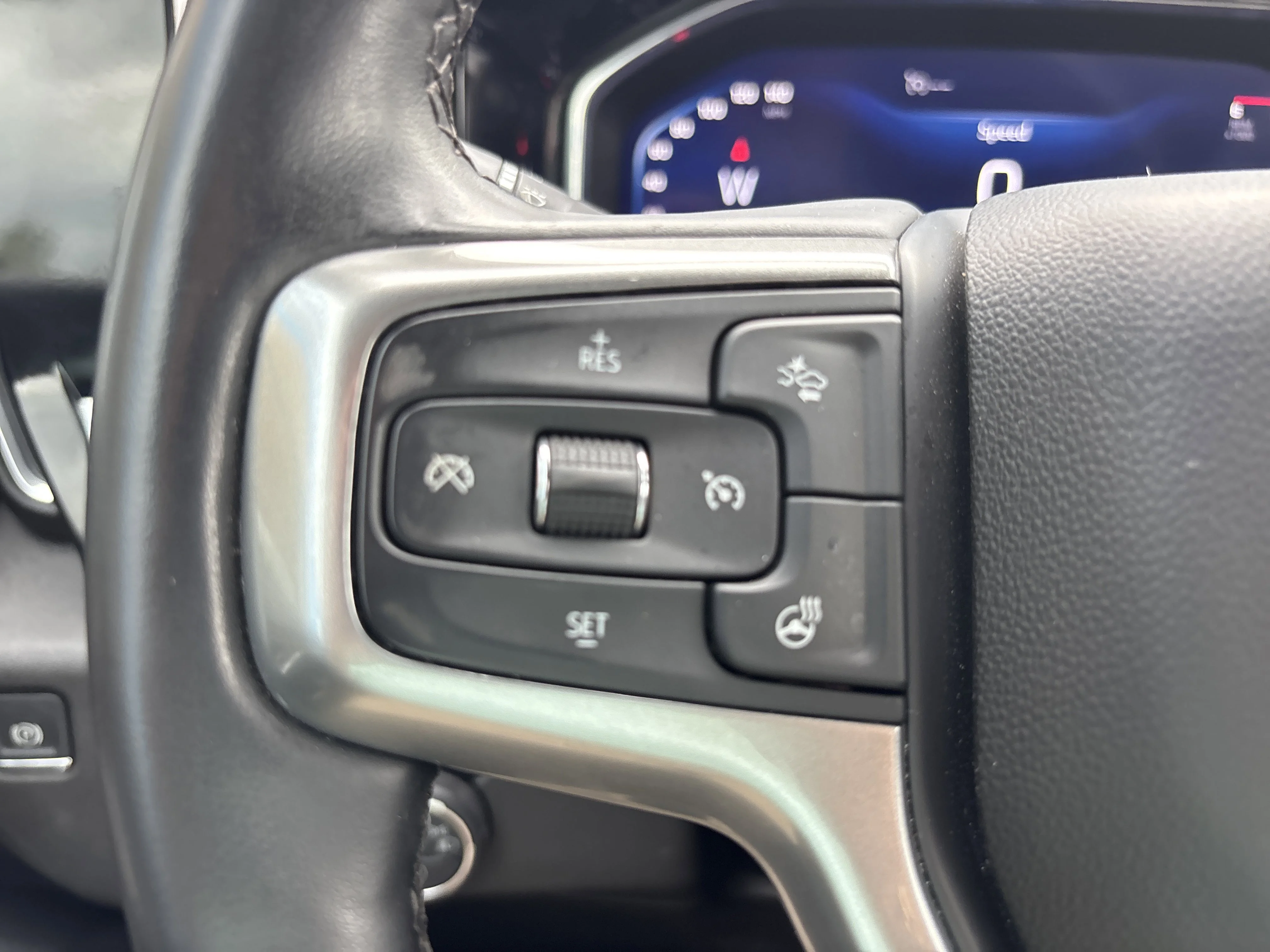 Used 2025 Summit White Chevrolet LT 4WD image 29