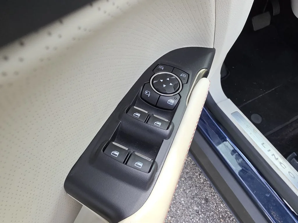 Used 2018 Blue Lincoln Black Label image 18