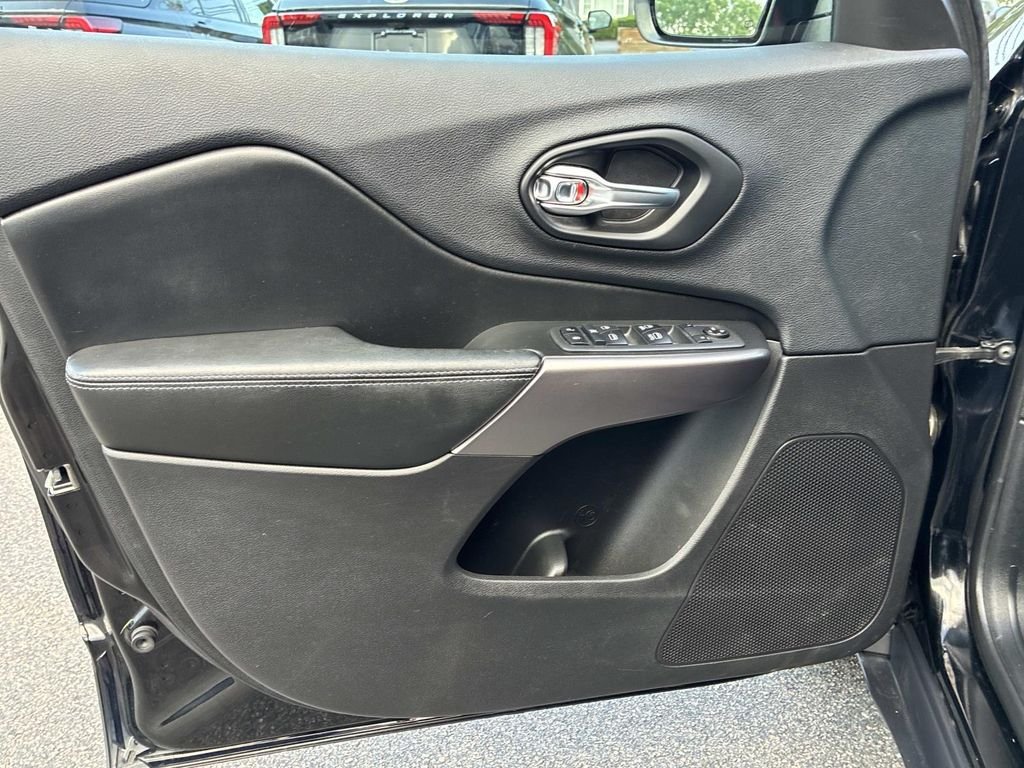 Used 2019 Black Jeep Latitude Plus image 21