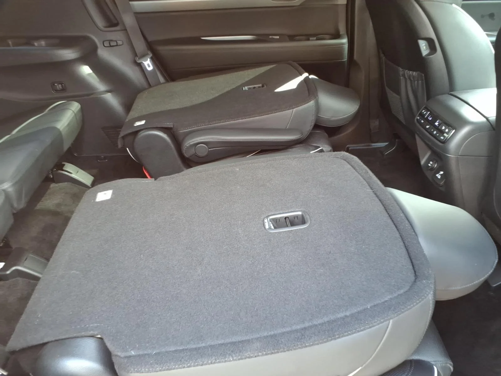 Used 2024 Hyper White Hyundai SEL 7P image 30