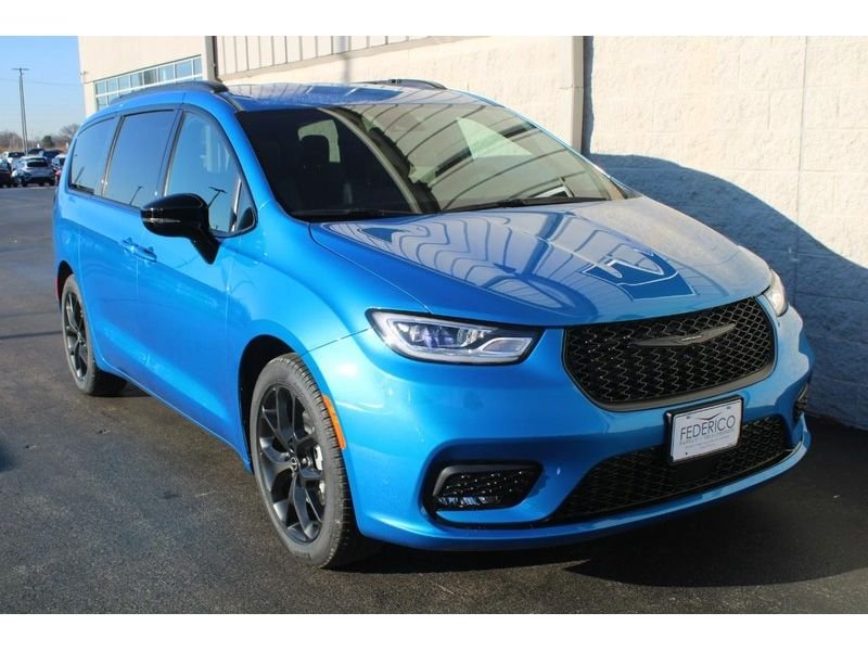New 2026 Hydro Blue Pearl-Coat Exterior Paint Chrysler Select image 2