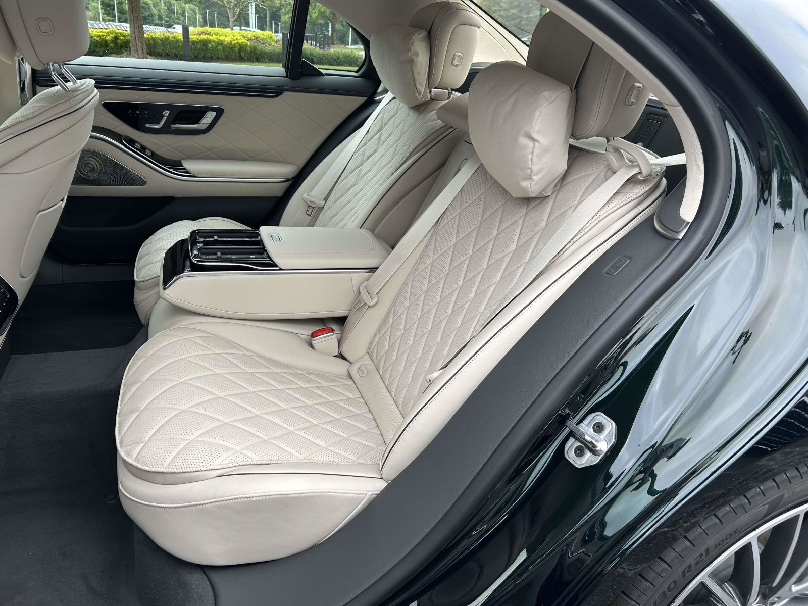 New 2027 Emerald Green Metallic Mercedes-Benz S 580 4MATIC® Sedan image 35