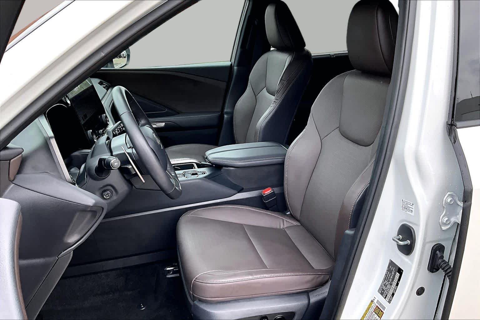 Used 2025 Wind Chill Pearl Lexus Premium image 8