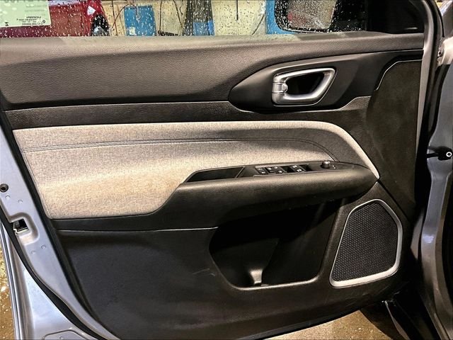 Used 2024 Silver Jeep Latitude image 18