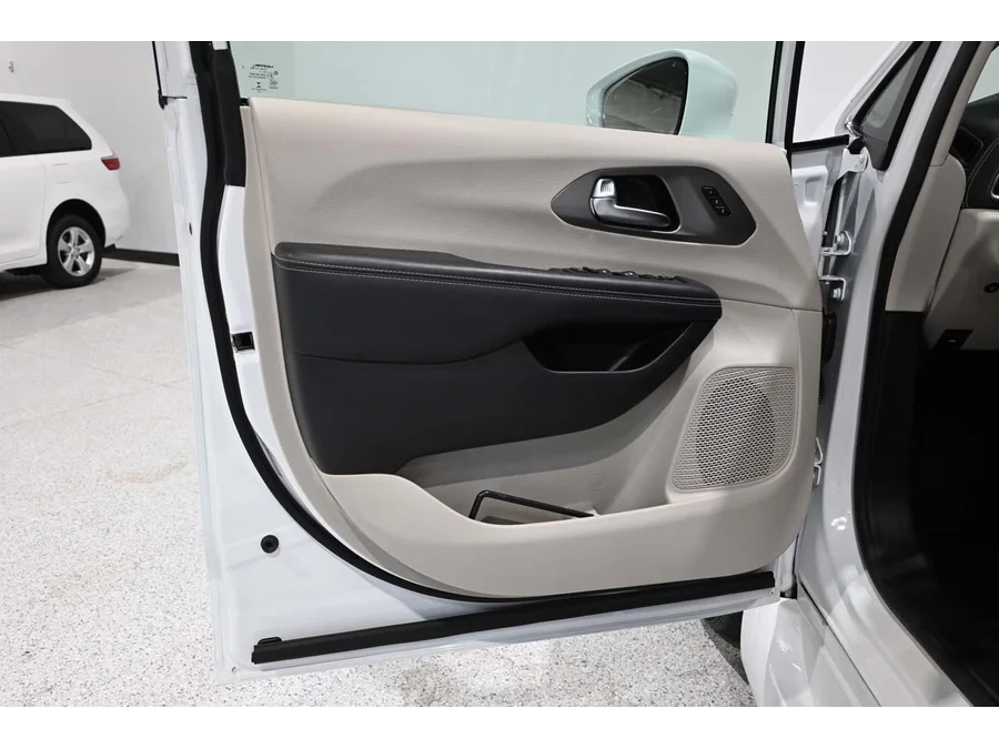 Used 2022 WHITE Chrysler Touring L Mobility Handicap Van image 29