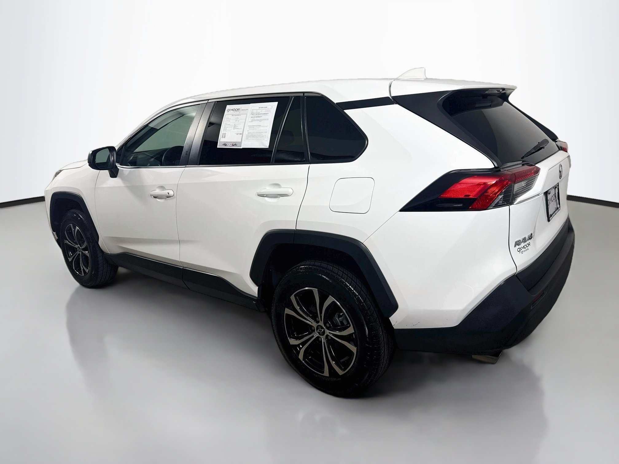 Used 2022 White Toyota LE image 5