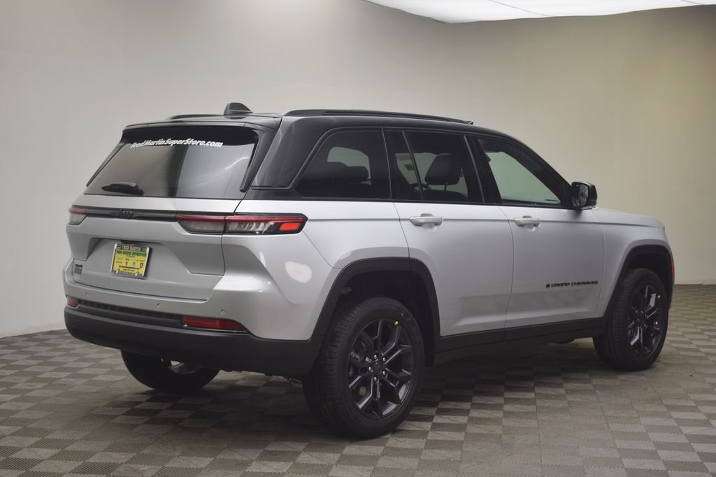 New 2025 Silver Zynith Exterior Paint Jeep Limited image 6