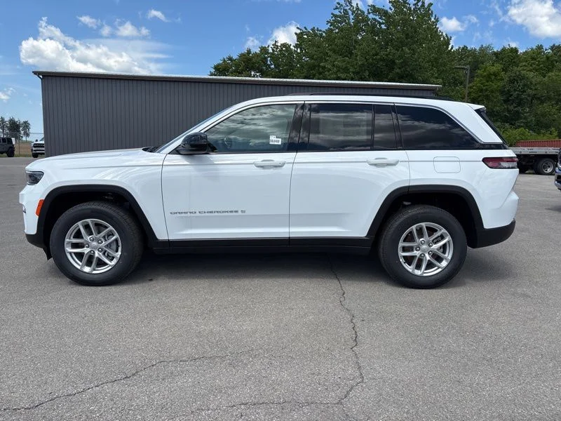 New 2026 Bright White Clear-Coat Exterior Paint Jeep Laredo image 6