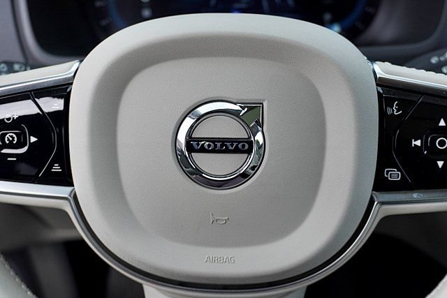 Used 2025 Black Volvo B6 Plus 6-Seater image 34
