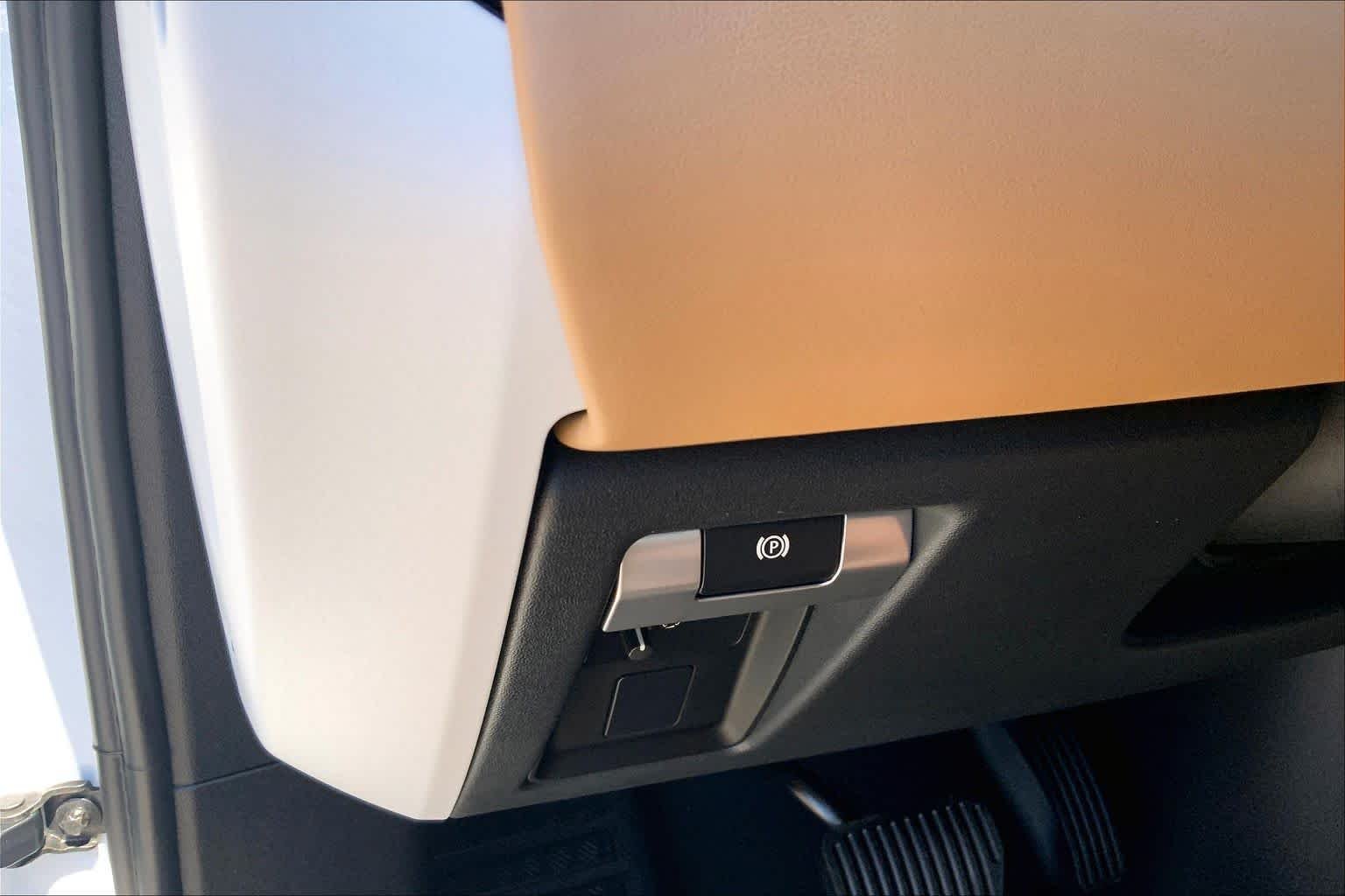 New 2026 Fuji White Land Rover X-Dynamic SE image 18
