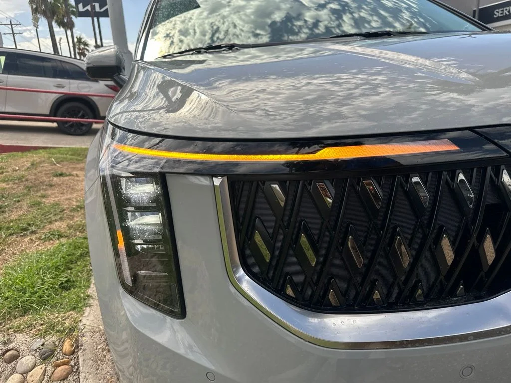 New 2027 White Kia LXS image 3