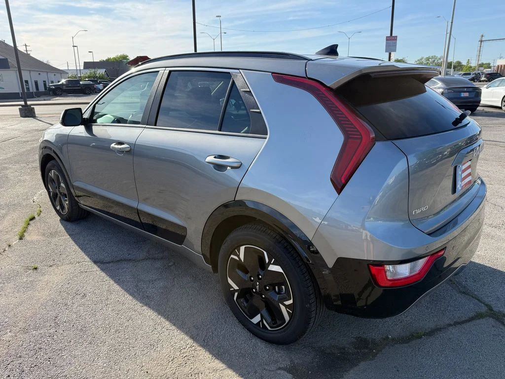 Used 2024 Gray Kia Wind image 6