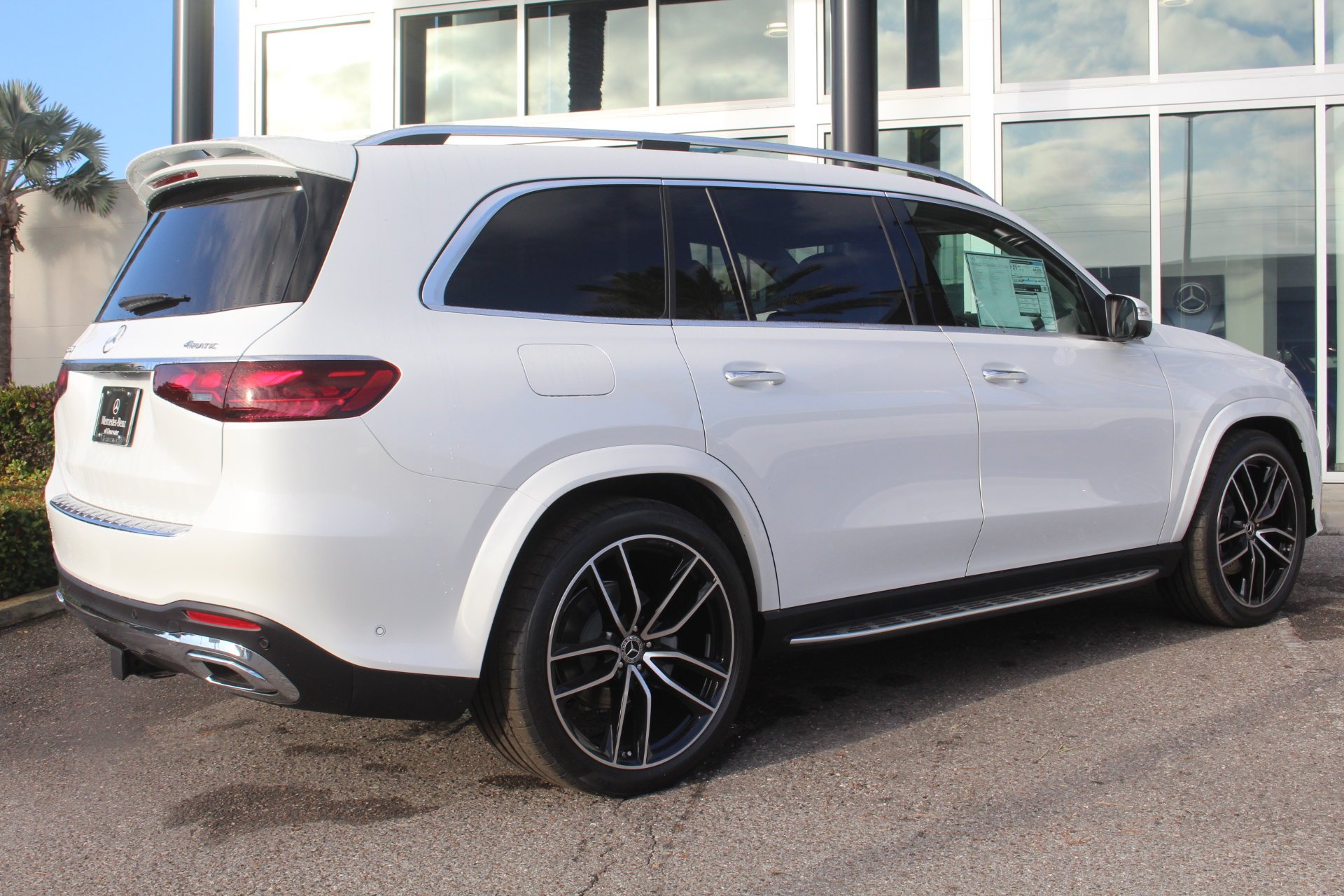 New 2026 MANUFAKTUR Moonlight White Metallic Mercedes-Benz GLS 450 image 6