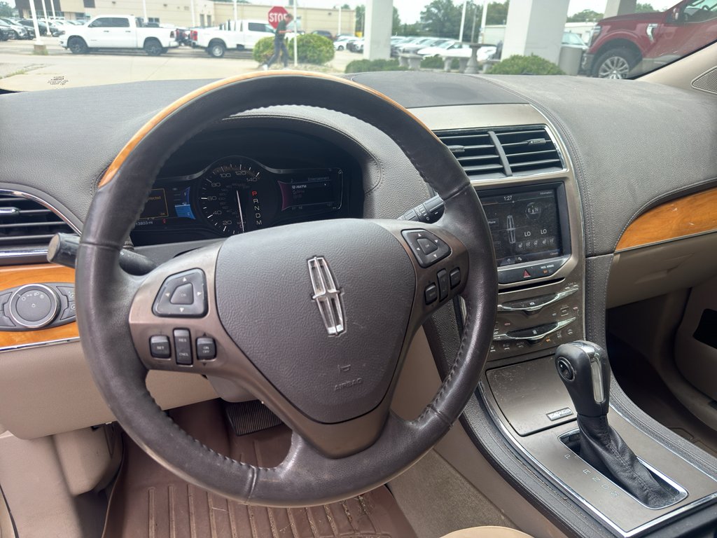 Used 2011 Gold Leaf Metallic Lincoln Base image 3